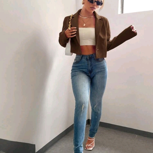 Solid Single Button Crop Blazer - Picture 3 of 4